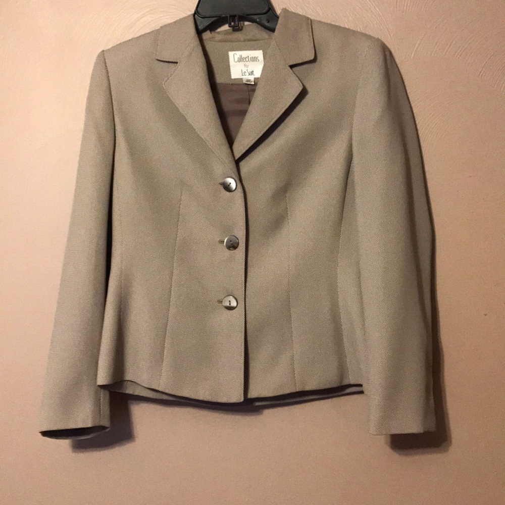 Super cute and flattering 2 piece skirt suit 10p
